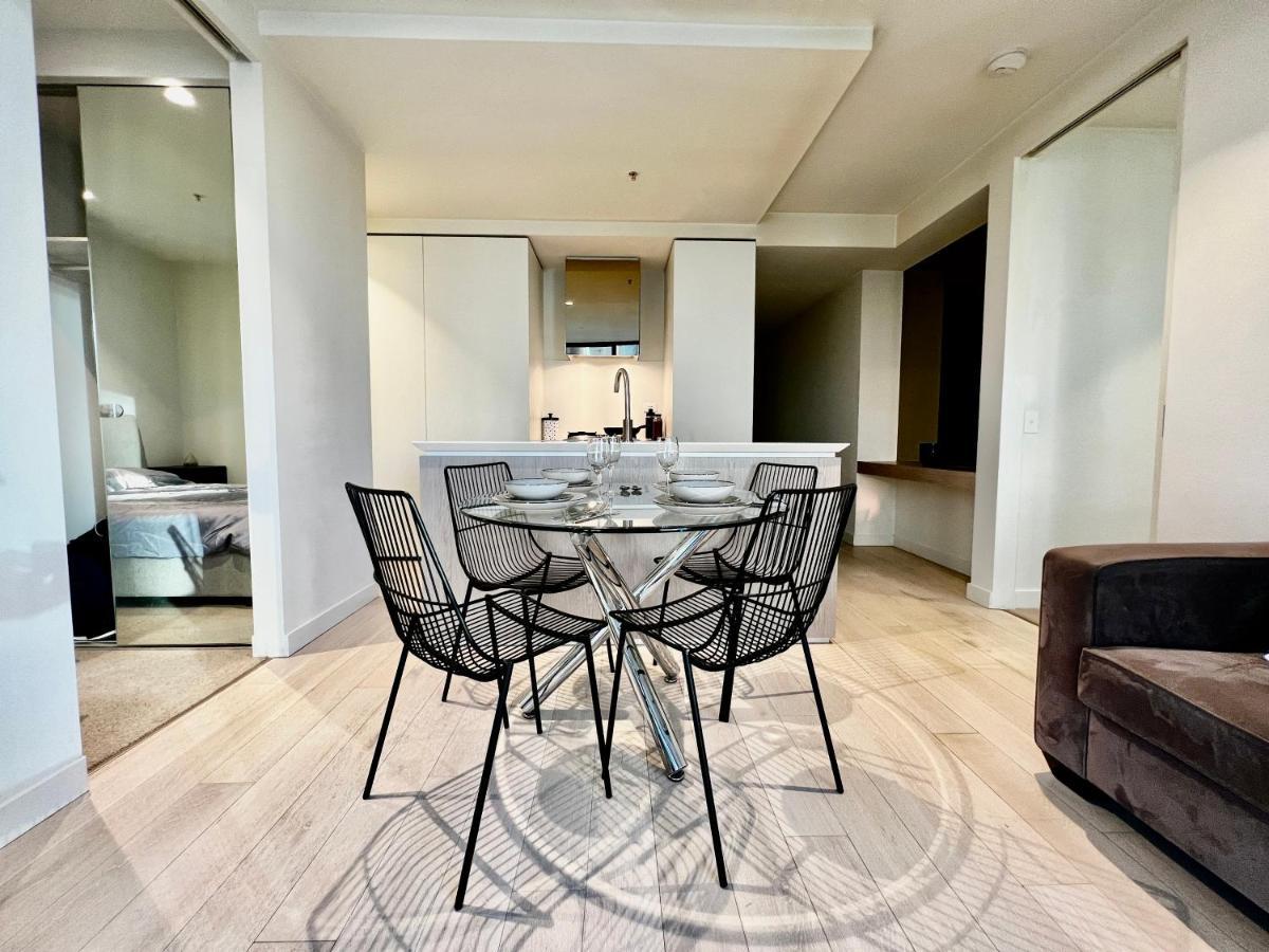 Location, Parking And 2 Bed Apartment Melbourne